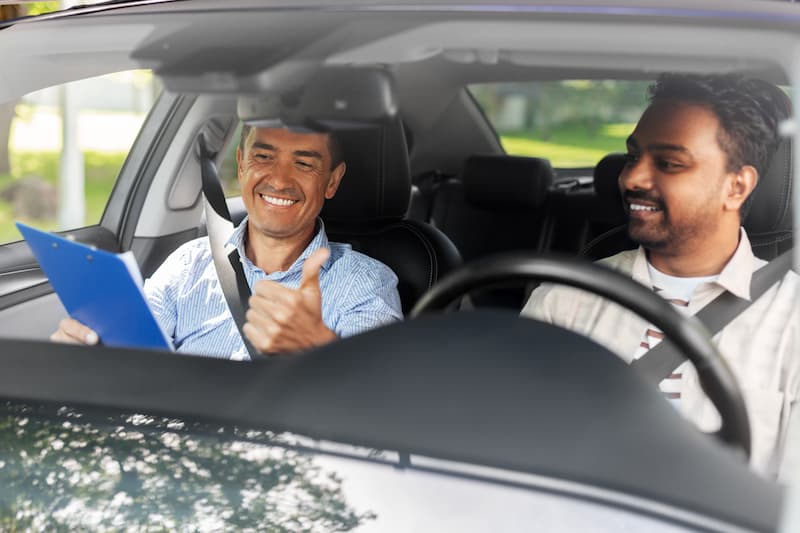 Rijinstructeur in de auto met een leerling